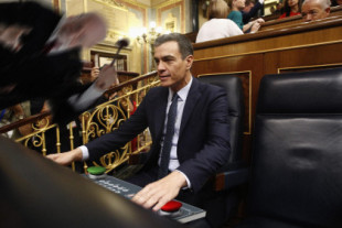 Un juez salta a cámara lenta gritando “¡Noooooo!” mientras Pedro Sánchez acerca la mano al botón de romper España