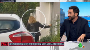 Cazan a la alcaldesa de Marbella saliendo de la casa en la que se realizaron las obras ilegales que negó