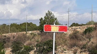Pintan una bandera de España en señales de las carreteras construidas por presos republicanos