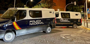 Un hombre con una orden de alejamiento mata a su ex pareja delante de sus tres hijos en Sevilla Él dormía en un coche que estaba estacionado en la zona