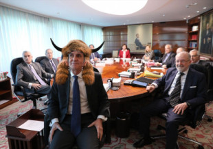 Reacciones a la decisión del Tribunal Constitucional: El presidente del TC todavía no se ha quitado el gorro de búfalo que se puso para votar