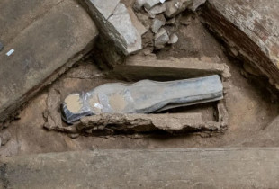 Abren los sarcófagos de plomo encontrados bajo la catedral de Notre-dame