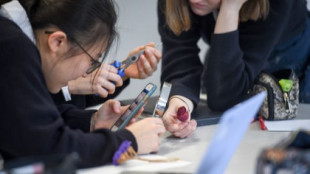 Italia prohíbe los móviles en colegios e institutos: "A clase no se viene a chatear"