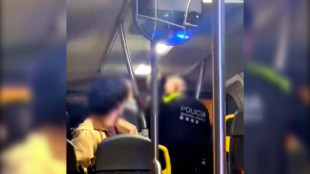 Varios guardias urbanos de Barcelona sin número identificativo, provocan un enfrentamiento dentro de un autobús
