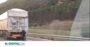 Graban la temerosa maniobra de un ciclista junto a un camión en una autovía de Guadalajara