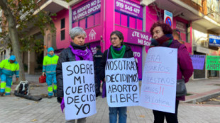 Feministas combaten el acoso de grupos ultracatólicos delante de la clínica Dator: "Estamos aquí para proteger a las mujeres"