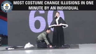 Record Guinness de cambio de trajes en 60 segundos