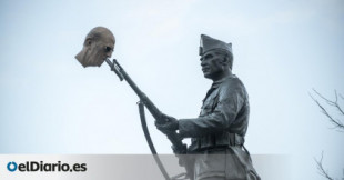 Un grupo de activistas coloca una cabeza de Franco en el monumento al legionario de Almeida