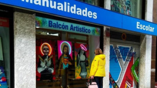 Una tienda de arte viguesa recibe amenazas de denuncia por los cuadros de su escaparate