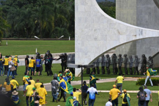 Las fuerzas de seguridad recuperan la sede del Tribunal Supremo de Brasil, tomada por bolsonaristas (cat)