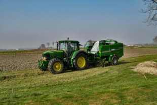 John Deere se ha hartado de que hackeen sus tractores: los agricultores podrán repararlos por su cuenta
