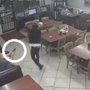 Entra a robar a un restaurante con una pistola de juguete y muere asesinado por un cliente