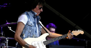 Murió Jeff Beck, el legendario guitarrista de rock que ahora tenía un grupo con Johnny Depp