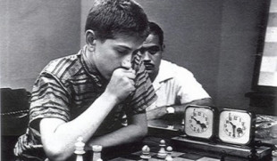 El Bobby Fischer adolescente, un chaval que aprendía ruso en casa para poder leer los manuales de ajedrez soviéticos
