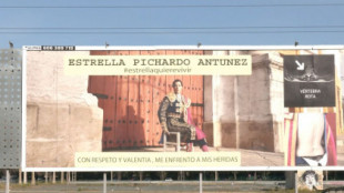 Una vecina de Sevilla contrata una valla publicitaria para reclamar que la operen de la espalda