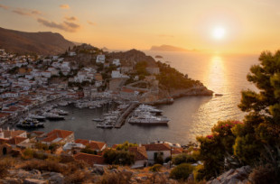 Así es Hydra: la isla griega que prohibió por completo los automóviles para preservar su patrimonio