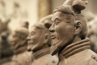 China presenta más de 220 guerreros de terracota hallados en una nueva excavación