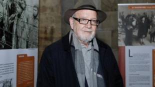 Condenan a un filósofo de 80 años por robar un móvil en un pub de Gijón en el que nunca estuvo
