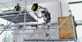 Atlas, el robot bípedo de Boston Dynamics, lanza bolsas de herramientas en una (falsa) obra (EN)