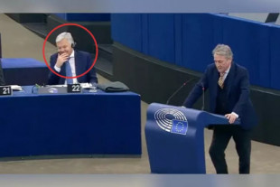 El elocuente momento en que un comisario europeo no puede aguantarse la risa mientras escucha un delirante discurso de Hermann Tertsch