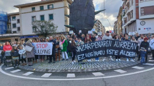 Cientos de vecinos en Zornotza protestan por el acoso a un joven