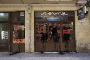 Aparecen llenos de pintadas los restaurantes de los empresarios detenidos por explotación