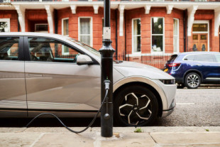 La solución de Liverpool para quienes tengan coche eléctrico sin garaje: cargarlo en las farolas