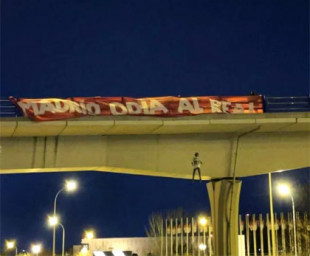 La Policía investiga la aparición esta mañana de un maniquí con la camiseta de Vinicius Jr colgando de un puente junto a la ciudad deportiva del Madrid