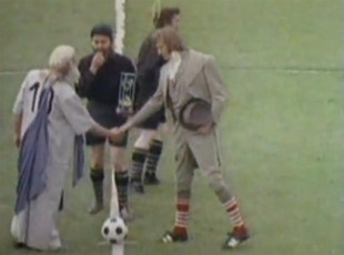 El partido de fútbol entre filósofos griegos y alemanes, ¿el mejor sketch de comedia de la historia?