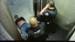 Nuevo video muestra a la policía de Hollywood arrastrando a un hombre al ascensor después de dispararle [EN]
