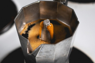 Qué dice la ciencia sobre el gran debate de la cafetera italiana: si es mejor levantar la tapa o no