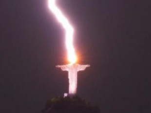 Impresionantes imágenes del momento en que un rayo impacta en la cabeza del Cristo Redentor en Brasil