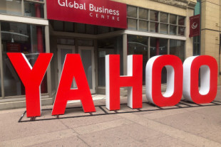 Yahoo sigue ingresando miles de millones de dólares, aunque no lo veamos. Sorprende más que su ola de despidos
