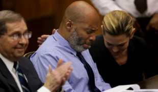 Las lágrimas de Lamar Johnson tras ser liberado después de pasar casi 30 años en prisión por un asesinato que no cometió