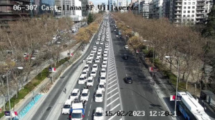 Más de 6.000 taxis colapsan la Castellana ante la «uberización» del sector que «pretende» Ayuso
