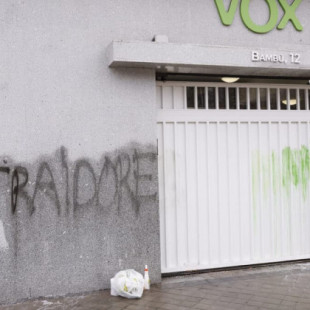 "Traidores" y "maricones": pintadas en la sede de Vox tras las declaraciones de Olona