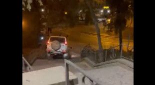 VÍDEO: Un borracho baja su coche por unas escaleras mientras los Mossos lo esperan abajo