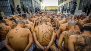 Fotografías de miles de presos llegando a la megacárcel de El Salvador