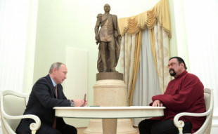 Vladimir Putin otorga la Orden de la Amistad de Rusia al actor Steven Seagal por su "contribución cultural y humanitaria"