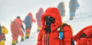 El Monte Everest, pasarela de moda técnica: de la lana y el cuero al Gore-Tex