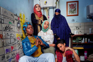 Dura poco más de dos horas y es desternillante: cinco punkies musulmanas protagonizan esta imprescindible comedia británica