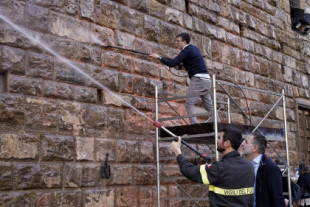 El alcalde de Florencia se enfrenta a dos activistas que arrojaban pintura a la fachada del emblemático Palacio Vecchio