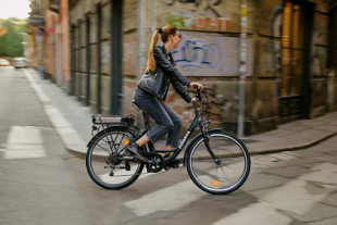 Las ventas de bicicletas eléctricas se disparan en España mientras los conductores abandonan el coche por los altos costes