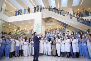 Moreno Bonilla inaugura un nuevo hospital público en Sevilla sin contratar un solo sanitario nuevo