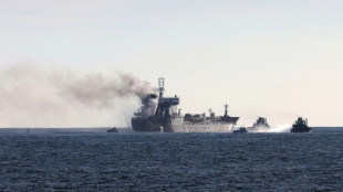 Un petrolero lleva ardiendo 16 horas frente a Oporto cargado de diésel y de combustible de aviación