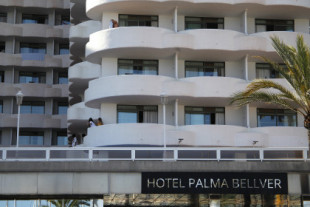 Muere un británico al caerse por un balcón en sus vacaciones en España: llega el primer 'balconing' del año