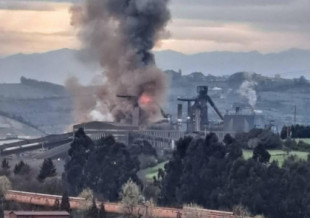 El incendio del horno alto 'A' en Arcelor obliga a evacuar parte de la planta de Gijón