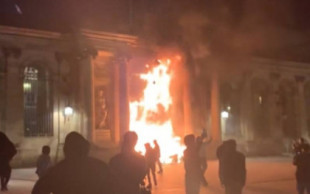 Los manifestantes prenden fuego a la puerta del Ayuntamiento de Burdeos en medio de las multitudinarias protestas