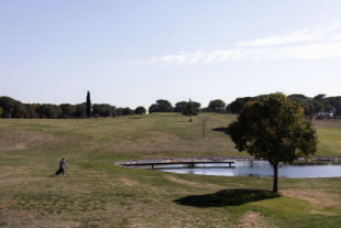 Sequía en Cataluña: riego de campos de golf en pueblos donde el agua llega con cubas