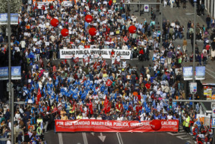 Miles de madrileños vuelven a las calles para reivindicar una sanidad pública de calidad y denunciar la gestión de Ayuso